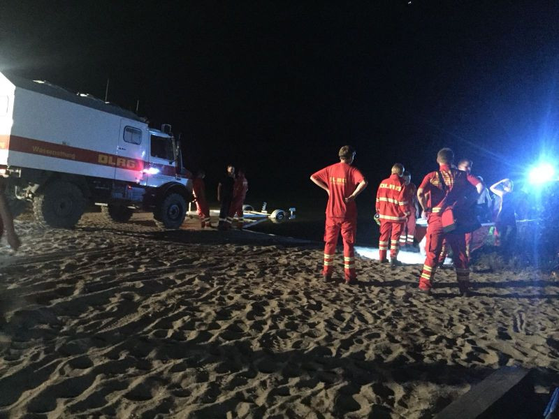 Der Taucher-Unimog der OG Nienburg am Strand des Heye-Sees
